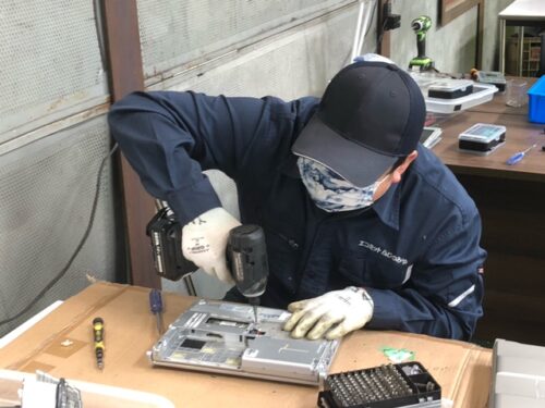 静岡県　富士宮市　就労継続支援　B型エコミットふじのみや　作業　訓練　PC解体の様子①