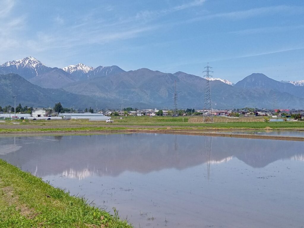 エコミットあかしな　水鏡に山が映る安曇野市の景色