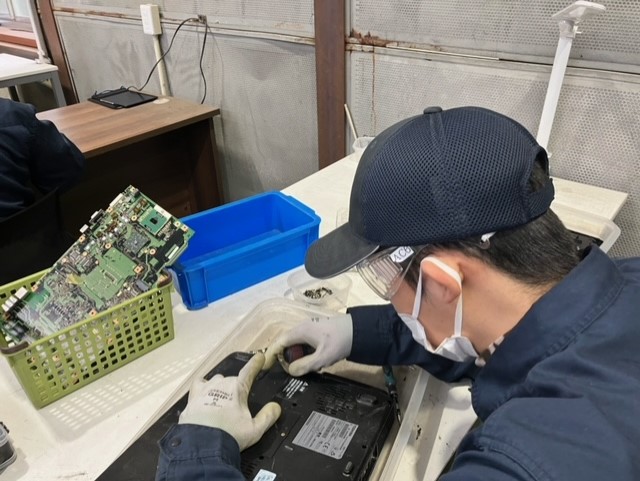 エコミットふじのみや　富士宮市　就労継続支援　B型　事業所　部品飛散に対する防護策として解体作業中は保護ゴーグルを着用しています。