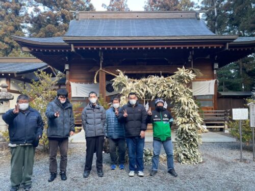 エコミットとよしな　安曇野市　豊科　就労継続支援　B型　事業所　本殿の前で茅(ち)の輪を背景に記念撮影